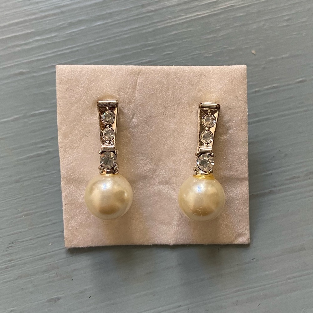 Costume pearl drop earrings